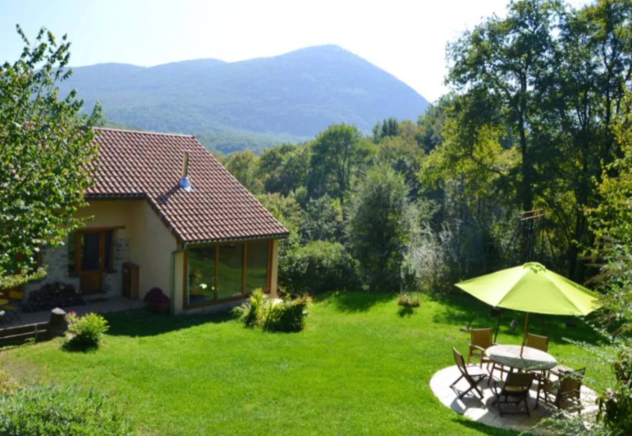 Maison Charmante A Gembrie + Piscine Partagee & Vue Montagne Holiday home