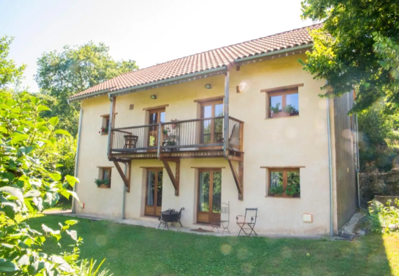 Holiday home Maison Charmante A Gembrie + Piscine Partagee & Vue Montagne